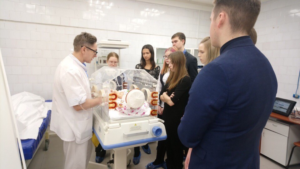 Преподаватель и школьники в симуляционном центре Преподаватель и школьники в симуляционном центре