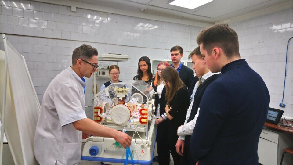 Преподаватель и школьники в симуляционном центре Преподаватель и школьники в симуляционном центре